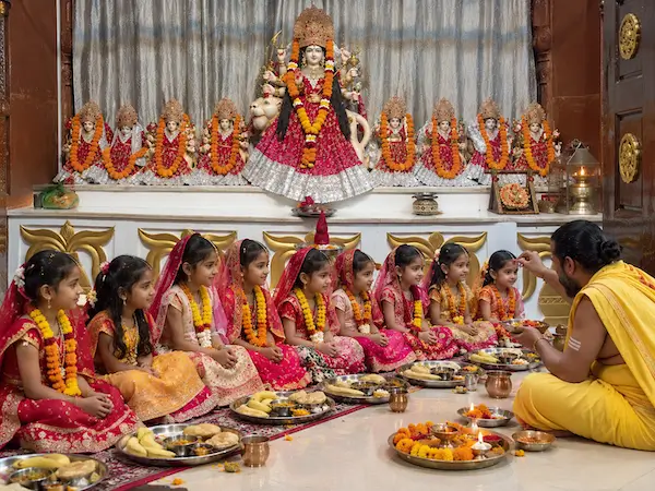 नवरात्रि कन्या पूजन - नवदुर्गा स्वरूप नौ कन्याओं का पूजन, भोजन और वस्त्र में सहयोग, सिद्ध नव-दुर्गा मंदिर